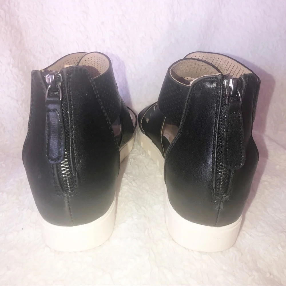New Comfort 1946 criss-cross sandals.